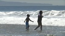 Miles de personas llenan las playas de California en una inusual ola de calor en pleno abril