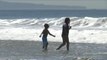 Miles de personas llenan las playas de California en una inusual ola de calor en pleno abril