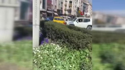 Cip sürücüsü tartıştığı taksicinin aracına böyle çarptı