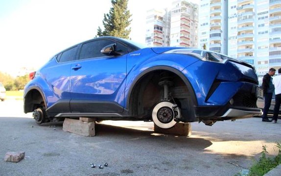 Hırsızlar lüks aracın 4 lastiğini çalıp, kaldırım taşı üzerinde bıraktılar