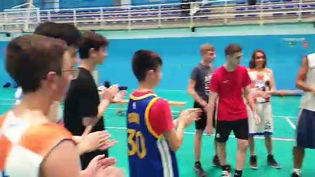 DETALLE DE LOS JUGADORES DEL CB CHIPIONA CON MIGUEL ZALACAIN. GRACIAS AMIGO