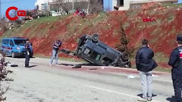 Denizli'de cipe çarparak devrilen araçta yurt müdürü ile aşçı öldü, 1 kişi yaralı