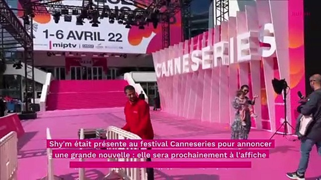 Shy'm : elle change radicalement de coupe de cheveux, et opte pour un style années 70