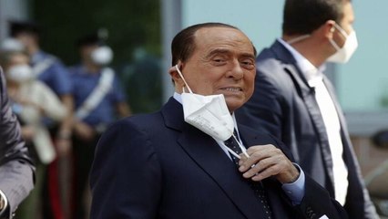 Silvio Berlusconi in treno, occhio al dettaglio cosa è sfuggito ai meno attenti