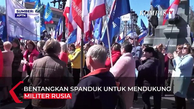 Bawa Bendera dan Spanduk, Warga Crimea Turun ke Jalan Dukung Invasi Rusia ke Ukraina
