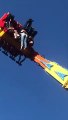 Suspendue dans le vide sur un manège