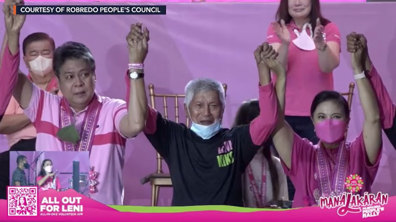 Kiko Pangilinan turns emotional as Pampanga farmers raise his hand