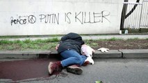 Activistas protestan contra la guerra en Ucrania recreando la masacre de Bucha en Praga