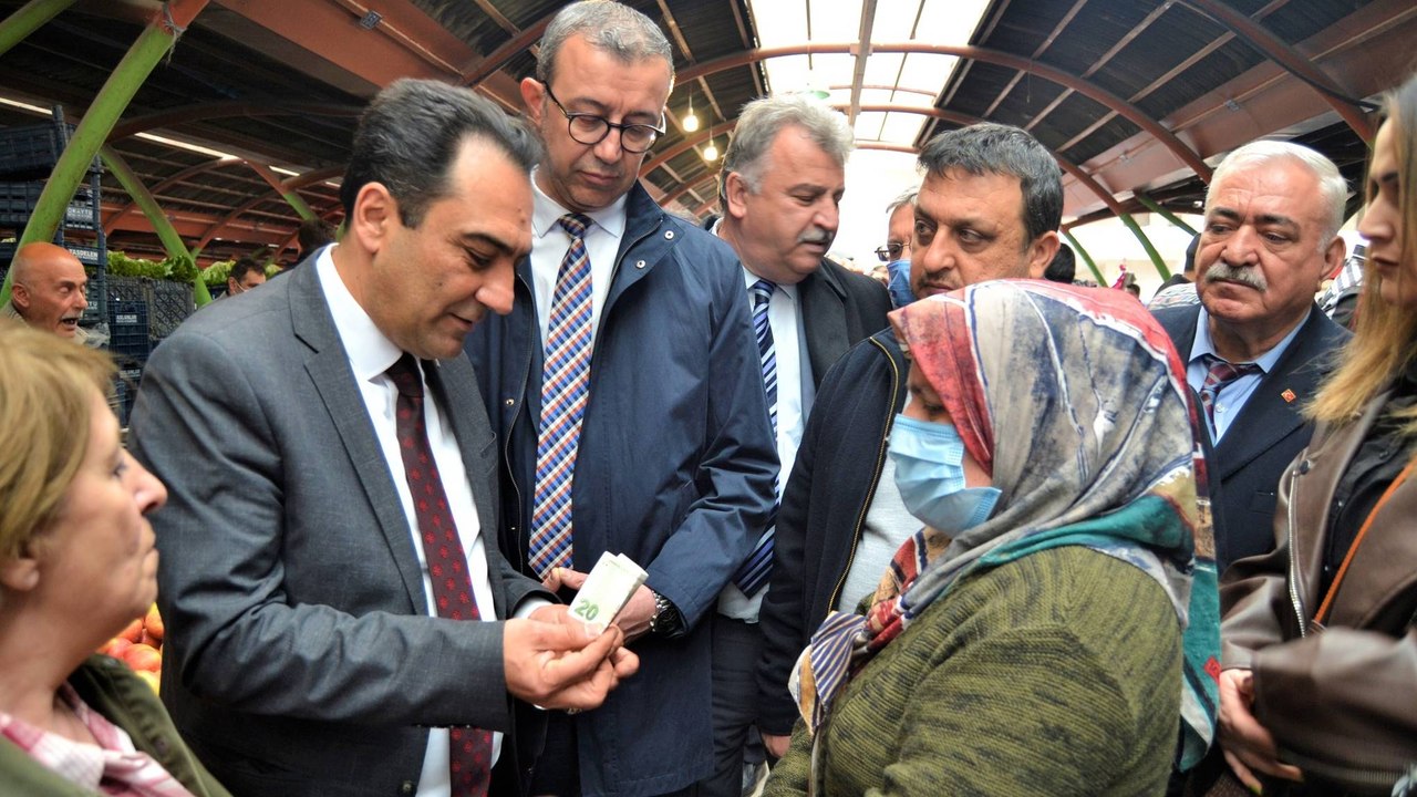 Semt pazarında vatandaştan pahalılık isyanı: Alışveriş yapamıyoruz, Ramazan’da ne yiyip ne içeceğiz?