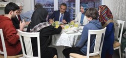 Milli Eğitim Bakanı Özer ve eşi, öğretmen çiftin iftar sofrasına konuk oldu