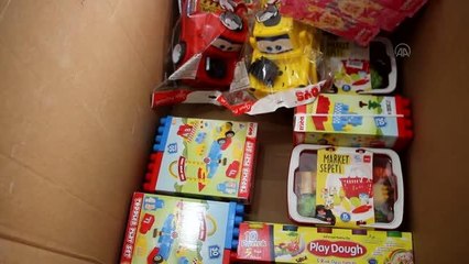 Malazgirtli muhtar ana sınıfı öğrencilerine oyuncak hediye etti