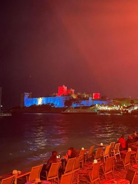 BODRUM KALESİ KIRMIZI- MAVİ IŞIKLARLA AYDINLATILDI