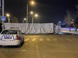 DEVRİLEN CAM YÜKLÜ TIR YOLU KAPATTI