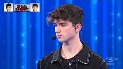 Maria De Filippi comunica la proposta di Stash Il secondo eliminato della quarta puntata del Serale