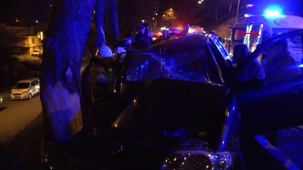 İZMİR-SIKIŞTIRILAN OTOMOBİL REFÜJÜ AŞIP AĞACA ÇARPTI: 2 YARALI