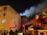 Son dakika haber: Kartal'da üç katlı binanın çatısında çıkan yangın söndürüldü