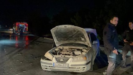 ARNAVUTKÖY'DE 2 OTOMOBİL ÇARPIŞTI 4 YARALI