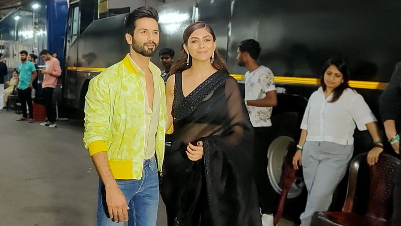 Mrunal Thakur & Shahid Kapoor Snapped Outside The Kapil Sharma Show Set In Filmcity