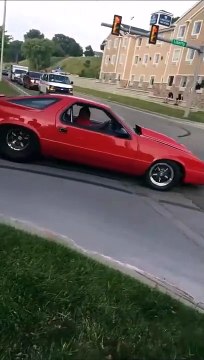 Il veut faire le beau avec sa Corvette et va vite le regretter