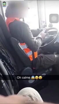 Quand ton conducteur de bus scolaire envoie des textos au volant... Inquiétant