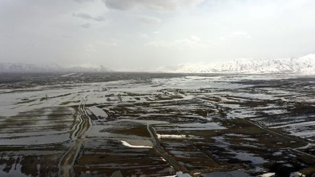 HAKKARİ'DE DERE TAŞTI; OVA VE EVLER SU ALTINDA KALDI