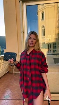 Des influenceuses russes découpent leurs sacs Chanel pour protester contre la marque de luxe