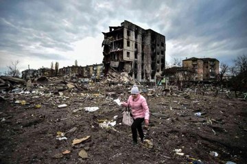 Borodyanka'da müzisyen yıkılan binaların önünde bandura çaldıSaldırılara müziği ile tepki gösterdi