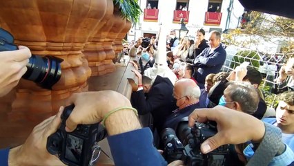 El consejero de Salud, Jesús Aguirre realiza la primera llamada del paso de la Entrada Triunfal