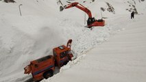 Kar kalınlığı 6 metreyi buldu, ekipler yolu bulamıyor