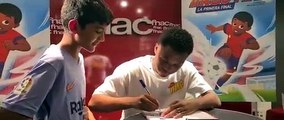 Ansu Fati, firmando su nuevo libro a un niño en FNAC / Víctor Navarro (Esports Cope)