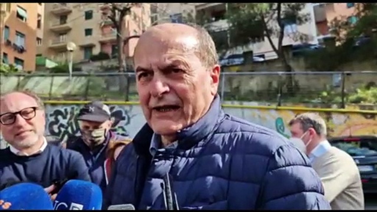 Bersani a Genova: "Servono leggi per riunificare il lavoro, questo è il compito della sinistra"