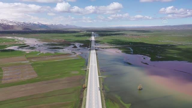 Karların erimesiyle Muş Ovası'ndaki bazı araziler suyla kaplandı