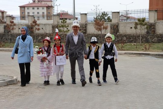 BİTLİS'TE, POLİS HAFTASI NEDENİYLE ATATÜRK ANITINA ÇELENK SUNULDU