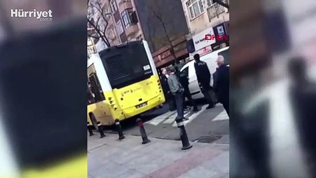 Kartal'da yol ortasına park ettiği aracıyla İETT otobüsü arasında sıkıştı