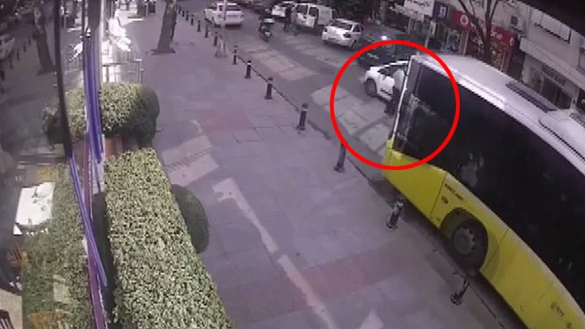 Kartal'da yol ortasına park ettiği aracıyla İETT otobüsü arasında sıkıştı