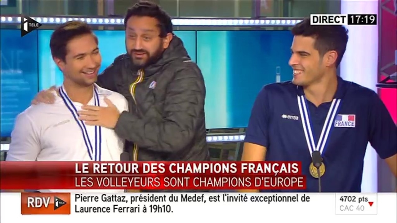Cyril Hanouna débarque en direct sur le plateau d'Itélé pour féliciter les volleyeurs
