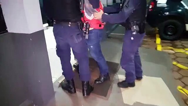 Homem sem habilitação e embriagado empina moto e cai na frente da viatura da GM