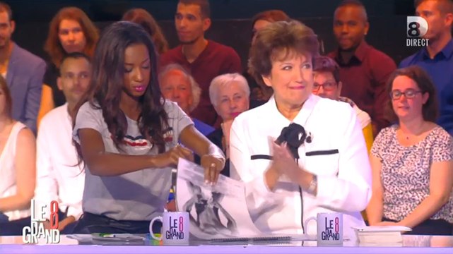 Roselyne Bachelot très émoustillée par la trompe d'éléphant de Sylvain Potard (Les Dieux du stade)