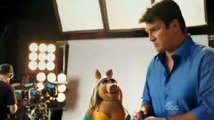 Miss Piggy vire Nathan Fillion du plateau et craque sur ses fesses