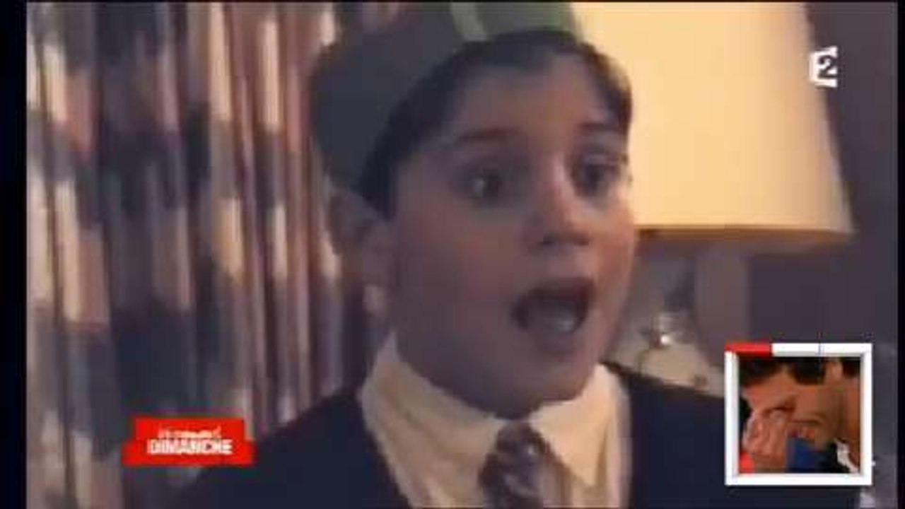 Mika adolescent chante avec une couronne en papier – Sa vidéo casserole
