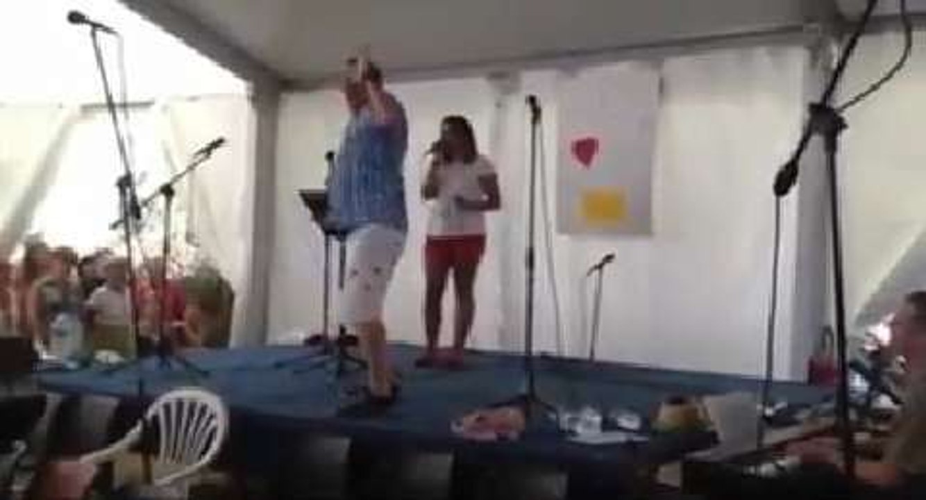 Marino D'Amico répète Mistral Gagnant avec les Fous Chantants sous la direction de Jacky Locks