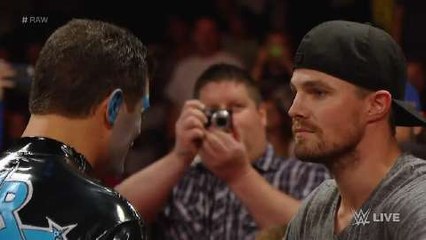 Catch : Stephen Amell (Arrow) provoque Stardust en duel