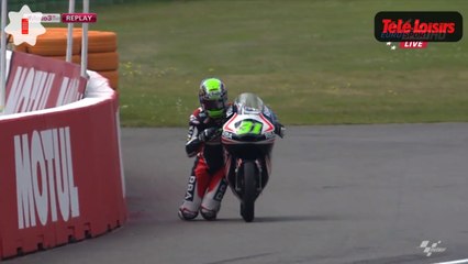 Moto GP : il termine sa course sur les genoux! Le zapping web