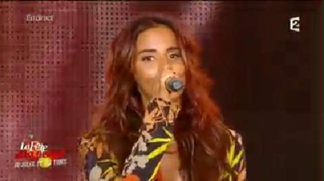 Shy'm reprend Une belle histoire avant d'être rejointe par Michel Fugain