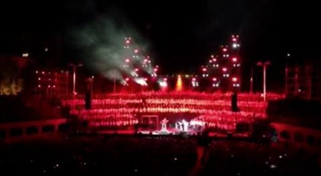 Lilian Renaud interprète En cloque avec les 1000 choristes