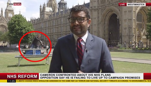 Ces magiciens font un tour de magie pendant le duplex d'un journaliste