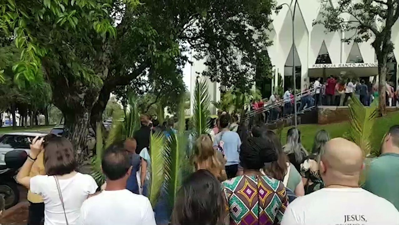 Diversos fiéis participam da celebração de Domingo de Ramos