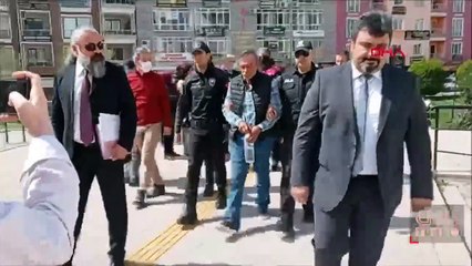 Tartıştığı oğlunu satırla öldürdü