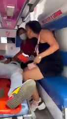 Mujer se sube a ambulancia y le exige la contraseña del celular a su novio herido