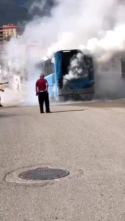 Seyir halindeyken alev alan halk otobüsü korku dolu anlar yaşattı